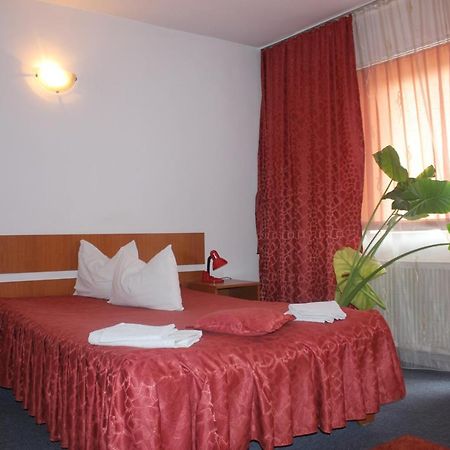 Riviera Valceana Bed & Breakfast Ramnicu Valcea Exterior photo
