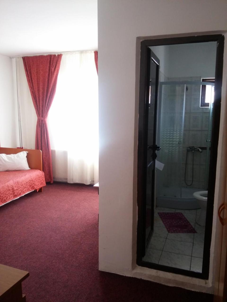 Riviera Valceana Bed & Breakfast Ramnicu Valcea Exterior photo