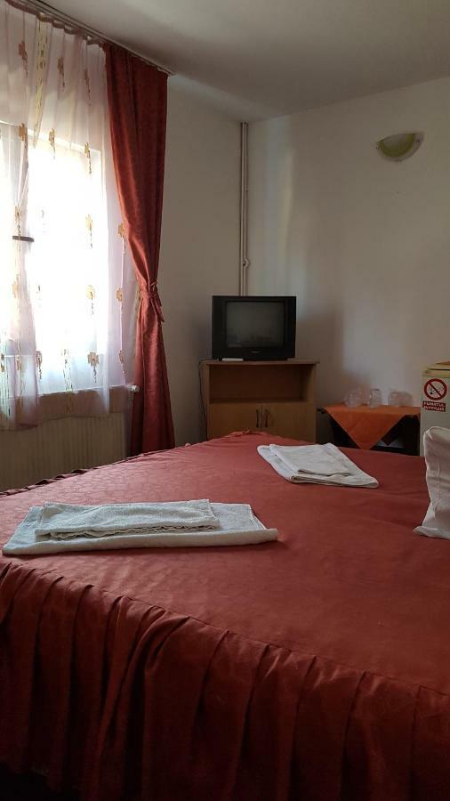Riviera Valceana Bed & Breakfast Ramnicu Valcea Exterior photo