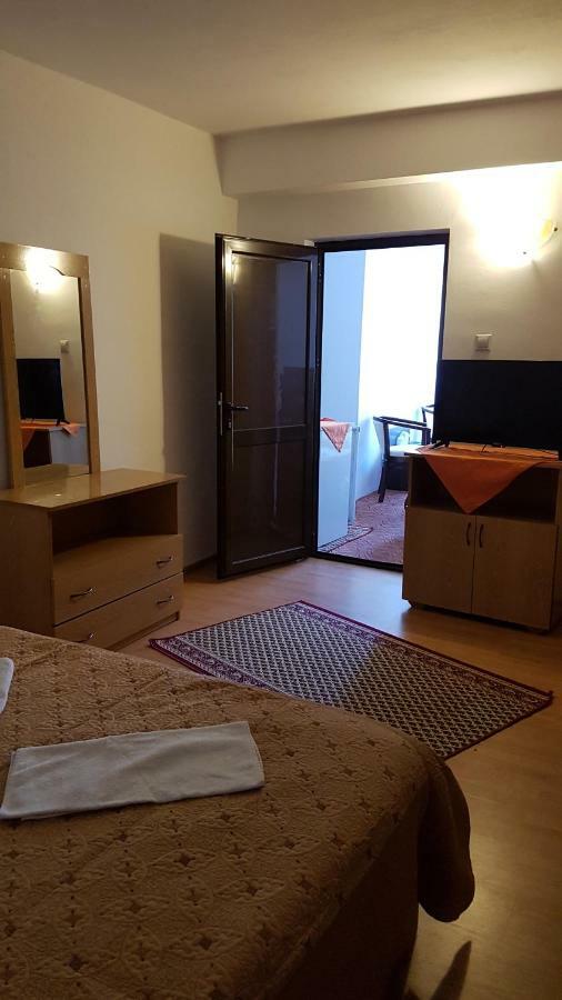 Riviera Valceana Bed & Breakfast Ramnicu Valcea Exterior photo
